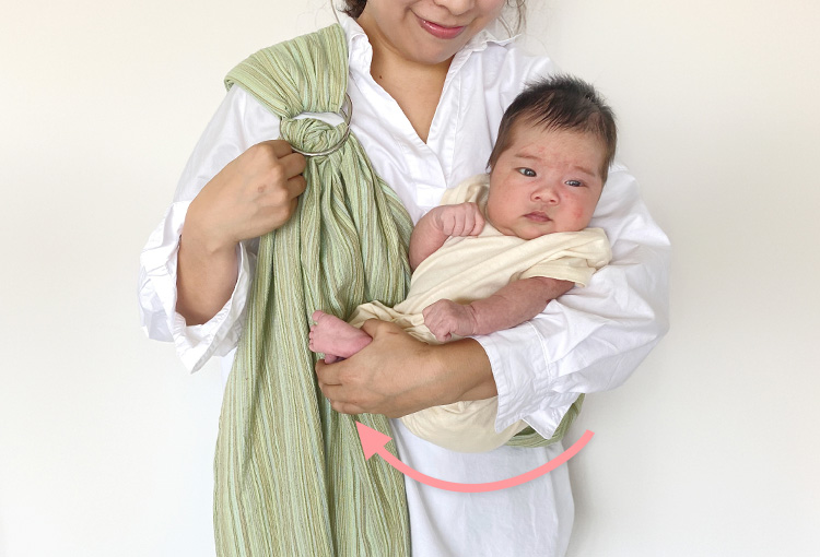スリングで赤ちゃんをやさしく包む抱っこ